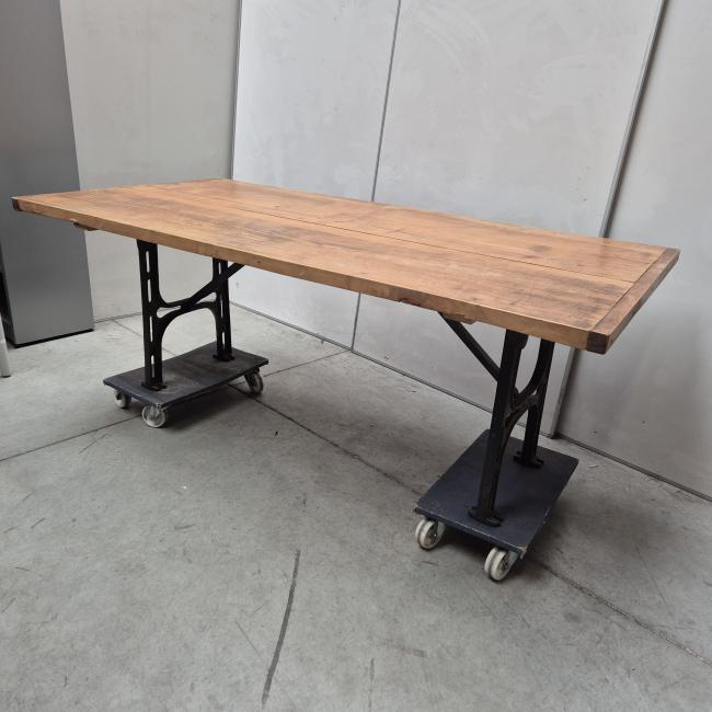  - zware massief houten tafel met antieke gietijzeren poten afm 200x100x75 cm 40 mm blad  (2)