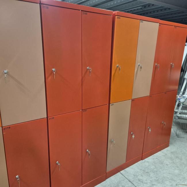  - lockerkast afm 197x70x50 cm  inwendig 88x32,5x47,5 cm hxbxd  (2)