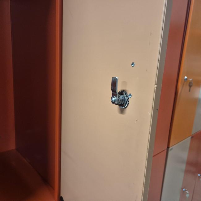  - lockerkast afm 197x70x50 cm  inwendig 88x32,5x47,5 cm hxbxd  (3)