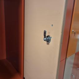  - lockerkast afm 197x70x50 cm  inwendig 88x32,5x47,5 cm hxbxd  (3)
