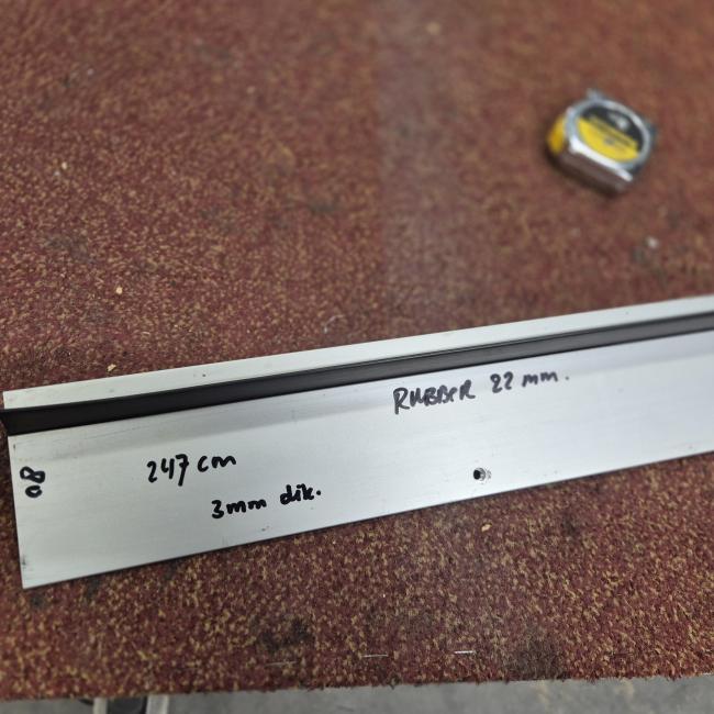  - 15x aluminium profiel met rubber 247 cm lang 80x20 mm  3 mm dik rubberflap 22 mm en nog 5 lengtes van 235 cm (11)