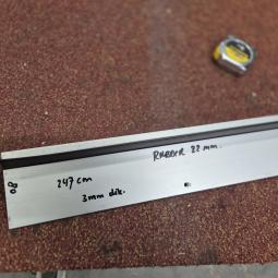  - 15x aluminium profiel met rubber 247 cm lang 80x20 mm  3 mm dik rubberflap 22 mm en nog 5 lengtes van 235 cm (11)
