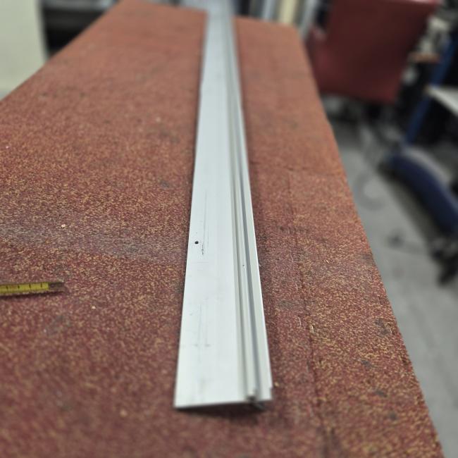  - 15x aluminium profiel met rubber 247 cm lang 80x20 mm  3 mm dik rubberflap 22 mm en nog 5 lengtes van 235 cm (13)