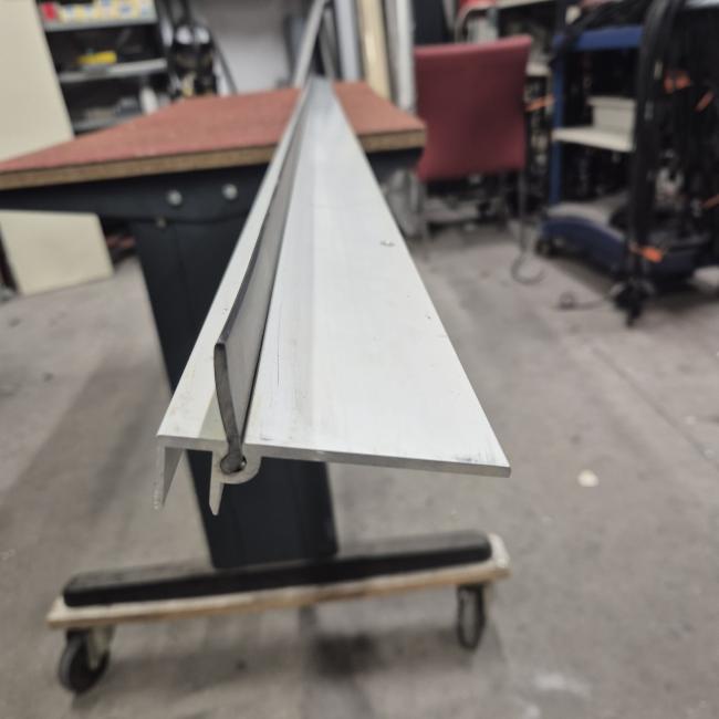  - 15x aluminium profiel met rubber 247 cm lang 80x20 mm  3 mm dik rubberflap 22 mm en nog 5 lengtes van 235 cm (15)