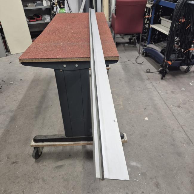  - 15x aluminium profiel met rubber 247 cm lang 80x20 mm  3 mm dik rubberflap 22 mm en nog 5 lengtes van 235 cm (5)