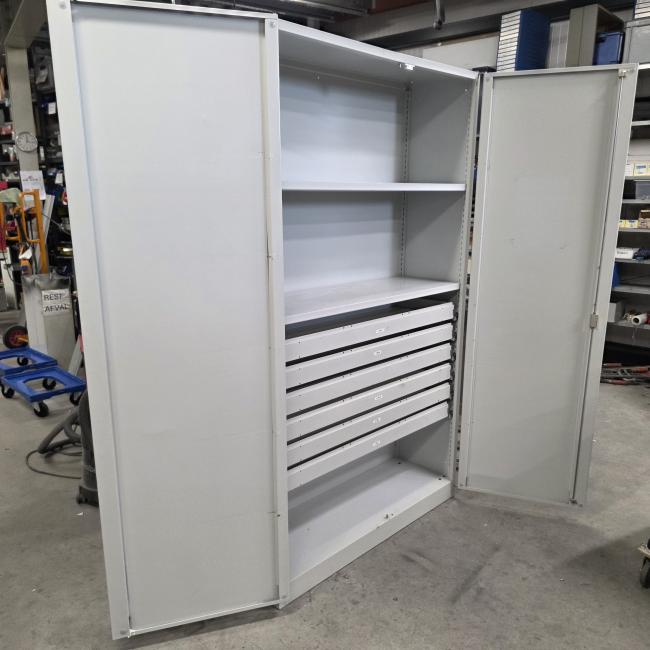  - stalen kast met schappen en laden afm 203x120x42 cm  (2)