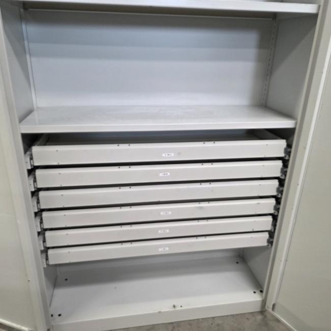  - stalen kast met schappen en laden afm 203x120x42 cm  (3)