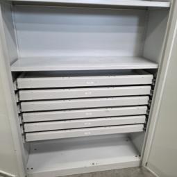  - stalen kast met schappen en laden afm 203x120x42 cm  (3)