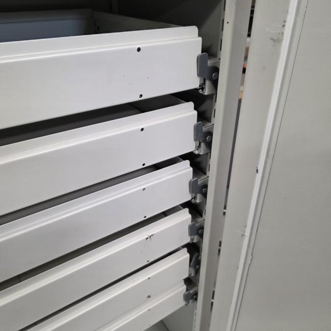  - stalen kast met schappen en laden afm 203x120x42 cm  (4)