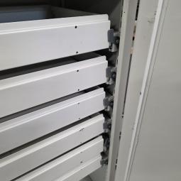  - stalen kast met schappen en laden afm 203x120x42 cm  (4)