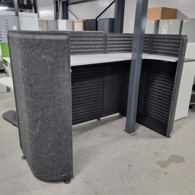  - hoog laag bureau met akoestische wand afm 200x140x100 cm  (1)