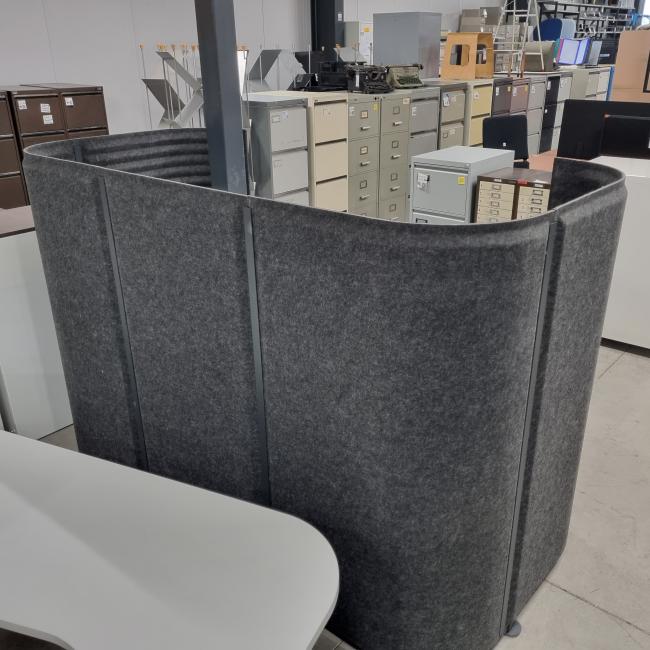  - hoog laag bureau met akoestische wand afm 200x140x100 cm  (6)