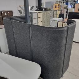  - hoog laag bureau met akoestische wand afm 200x140x100 cm  (6)