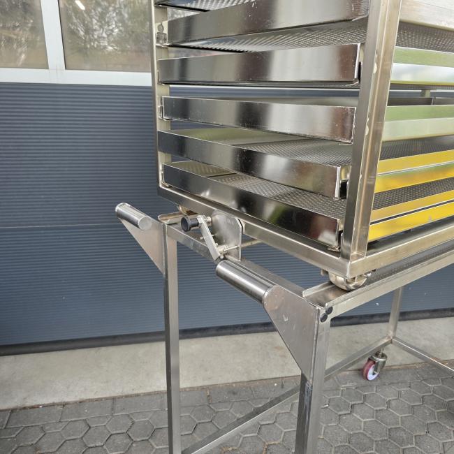  - RVS sterilisatiewagen afm 160x160x 65 cm  bakken afm 125x56 cm (10)