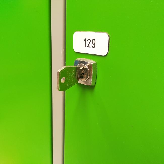  - partij 4-deurs lockers extra grote deuren groen of blauw (116)