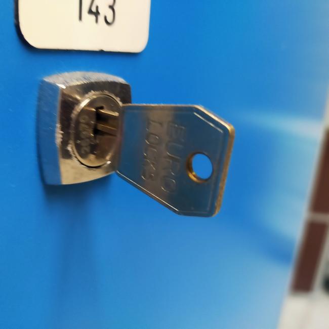  - partij 4-deurs lockers extra grote deuren groen of blauw (135)