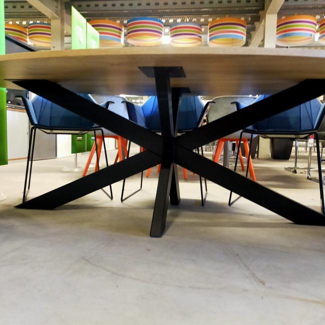  - 10x nieuwe tafels ovaal met zwarte metalen spinpoot (4)