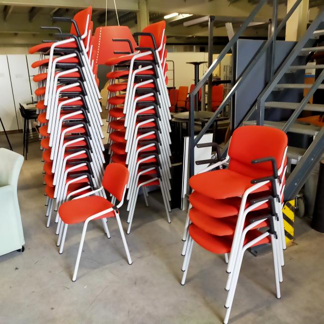  - partij eromes stapelstoelen oranje stof grijs metalen frame koppelbaar (33)