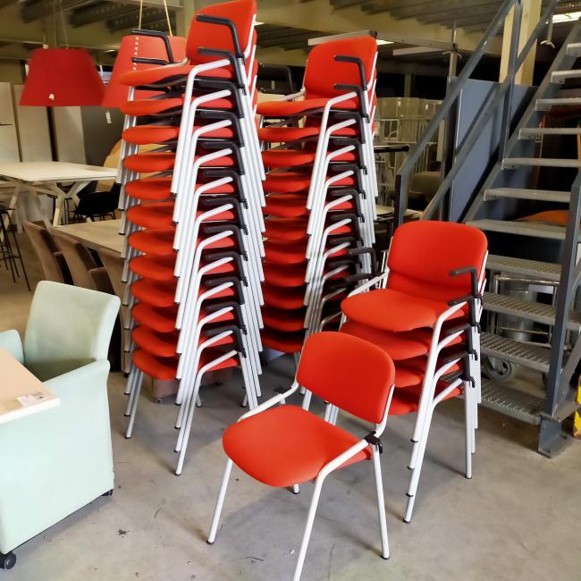  - partij eromes stapelstoelen oranje stof grijs metalen frame koppelbaar (35)