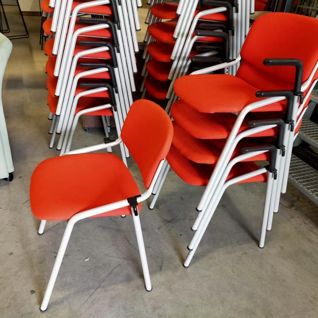  - partij eromes stapelstoelen oranje stof grijs metalen frame koppelbaar (36)