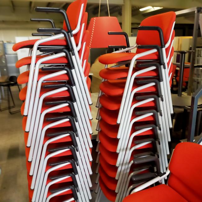  - partij eromes stapelstoelen oranje stof grijs metalen frame koppelbaar (37)
