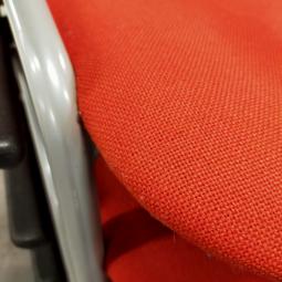  - partij eromes stapelstoelen oranje stof grijs metalen frame koppelbaar (1)