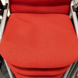  - partij eromes stapelstoelen oranje stof grijs metalen frame koppelbaar (4)