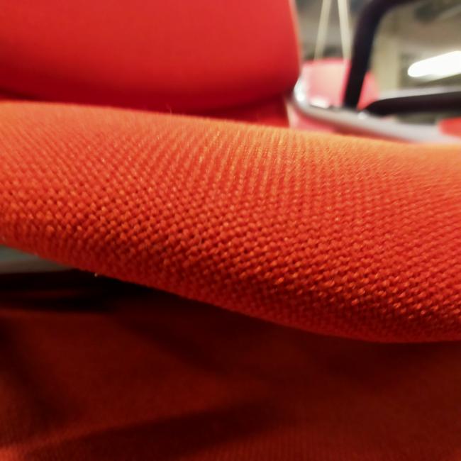  - partij eromes stapelstoelen oranje stof grijs metalen frame koppelbaar (5)