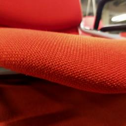  - partij eromes stapelstoelen oranje stof grijs metalen frame koppelbaar (5)