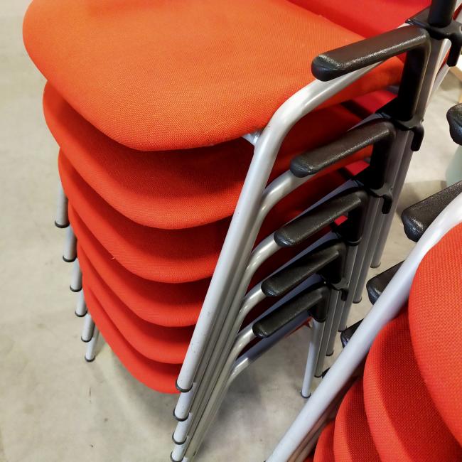  - partij eromes stapelstoelen oranje stof grijs metalen frame koppelbaar (6)