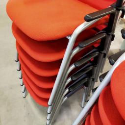  - partij eromes stapelstoelen oranje stof grijs metalen frame koppelbaar (6)