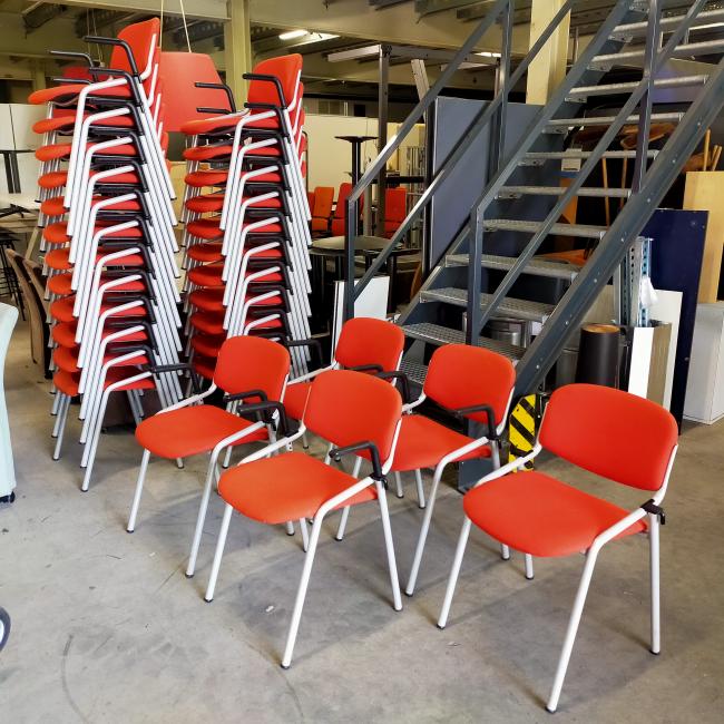  - partij eromes stapelstoelen oranje stof grijs metalen frame koppelbaar (7)