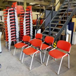 - partij eromes stapelstoelen oranje stof grijs metalen frame koppelbaar (7)