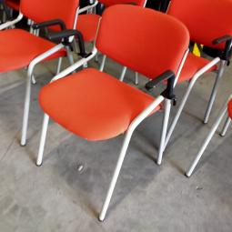  - partij eromes stapelstoelen oranje stof grijs metalen frame koppelbaar (9)