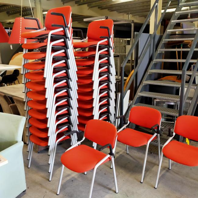  - partij eromes stapelstoelen oranje stof grijs metalen frame koppelbaar (13)
