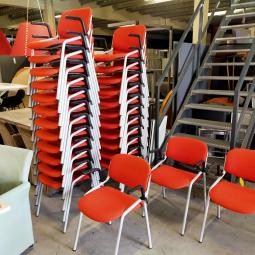 - partij eromes stapelstoelen oranje stof grijs metalen frame koppelbaar (13)