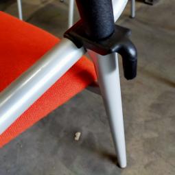  - partij eromes stapelstoelen oranje stof grijs metalen frame koppelbaar (14)