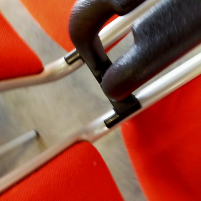  - partij eromes stapelstoelen oranje stof grijs metalen frame koppelbaar (15)