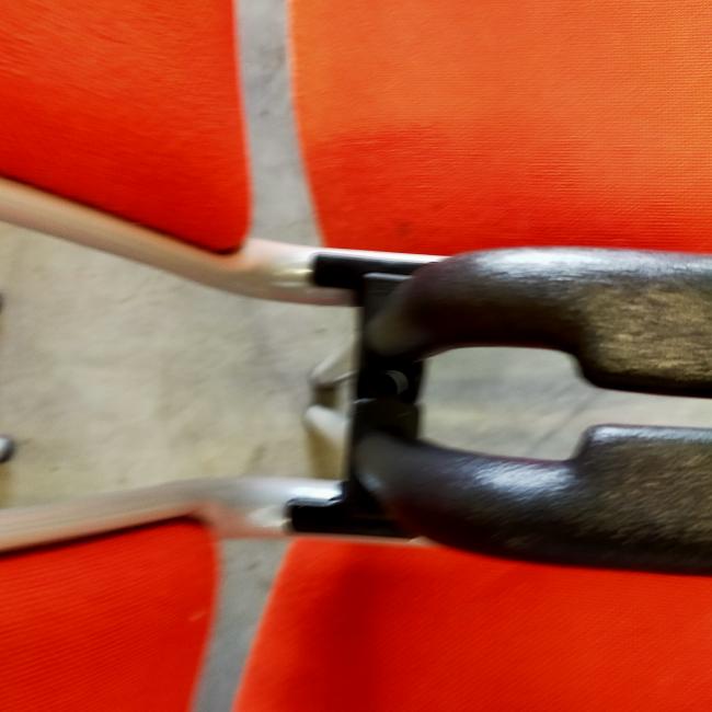 - partij eromes stapelstoelen oranje stof grijs metalen frame koppelbaar (16)