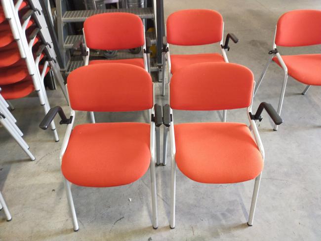  - partij eromes stapelstoelen oranje stof grijs metalen frame koppelbaar (17)