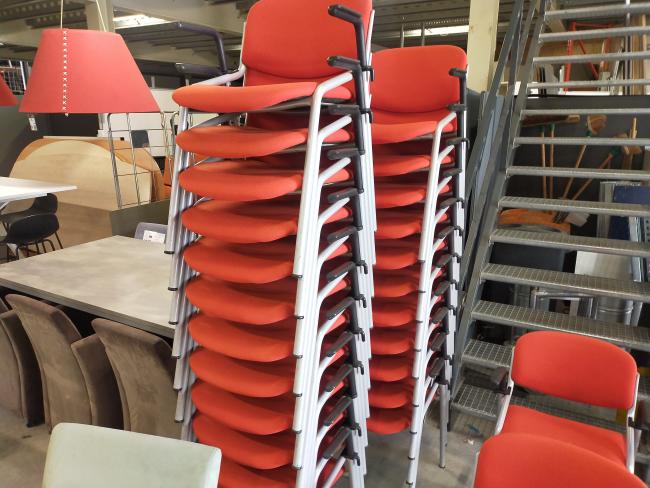  - partij eromes stapelstoelen oranje stof grijs metalen frame koppelbaar (18)
