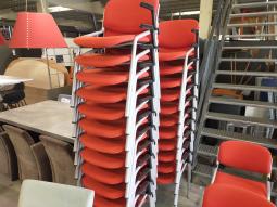  - partij eromes stapelstoelen oranje stof grijs metalen frame koppelbaar (18)