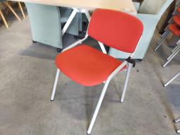  - partij eromes stapelstoelen oranje stof grijs metalen frame koppelbaar (19)