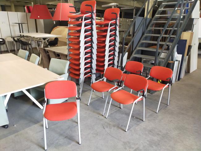  - partij eromes stapelstoelen oranje stof grijs metalen frame koppelbaar (20)