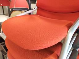  - partij eromes stapelstoelen oranje stof grijs metalen frame koppelbaar (21)