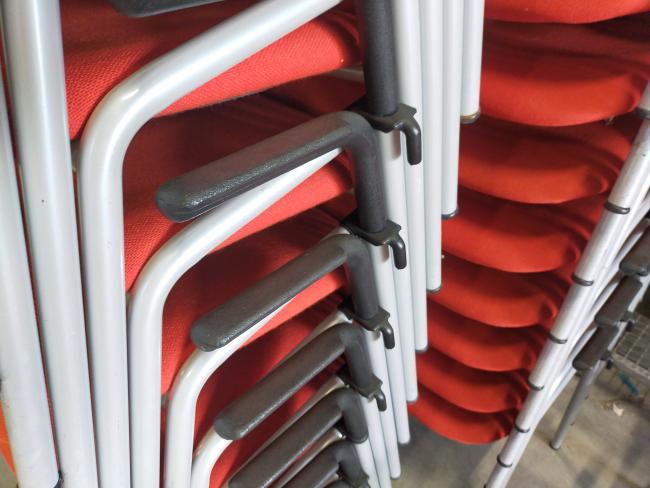  - partij eromes stapelstoelen oranje stof grijs metalen frame koppelbaar (22)