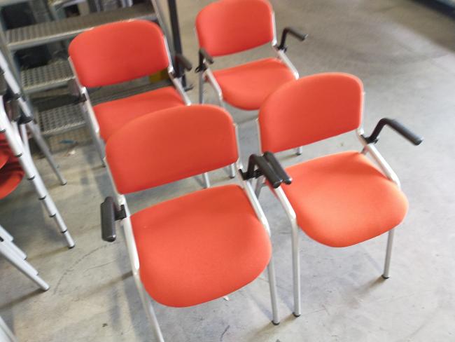  - partij eromes stapelstoelen oranje stof grijs metalen frame koppelbaar (24)
