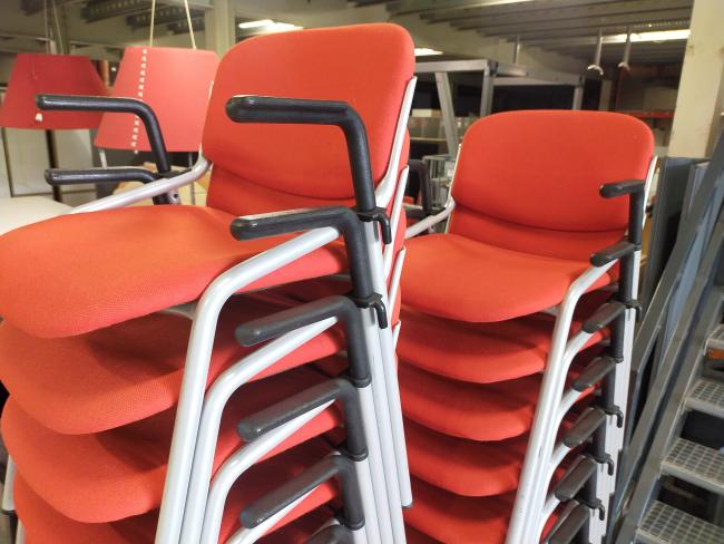  - partij eromes stapelstoelen oranje stof grijs metalen frame koppelbaar (25)