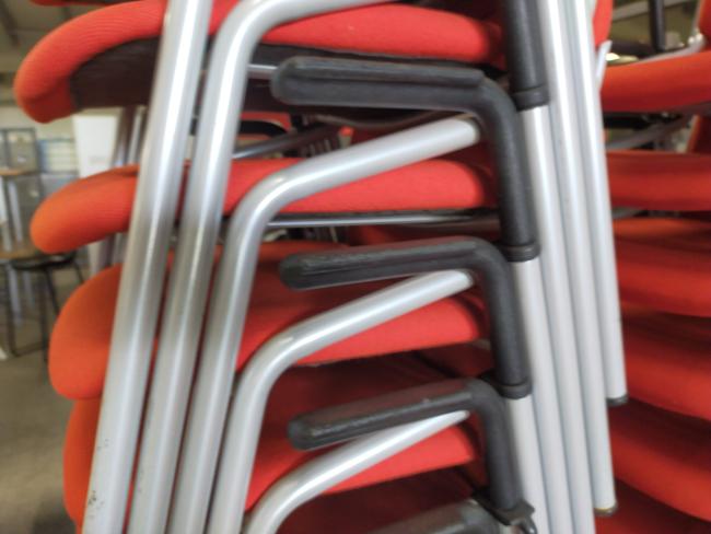  - partij eromes stapelstoelen oranje stof grijs metalen frame koppelbaar (26)