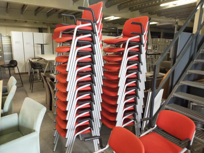  - partij eromes stapelstoelen oranje stof grijs metalen frame koppelbaar (27)